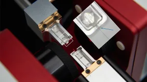 a single strand of fibre imitation hair mounted within a Dia-Stron LEX LDS vice